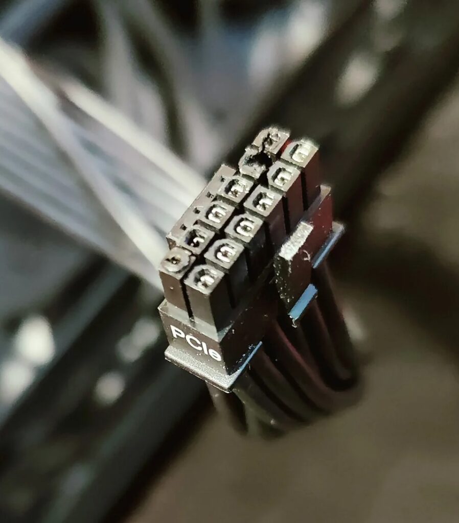 کابل 12 پین باز هم قربانی گرفت: ذوب شدن کانکتورهای RTX 5090 و منبع تغذیه! 3 12VHPWR melted