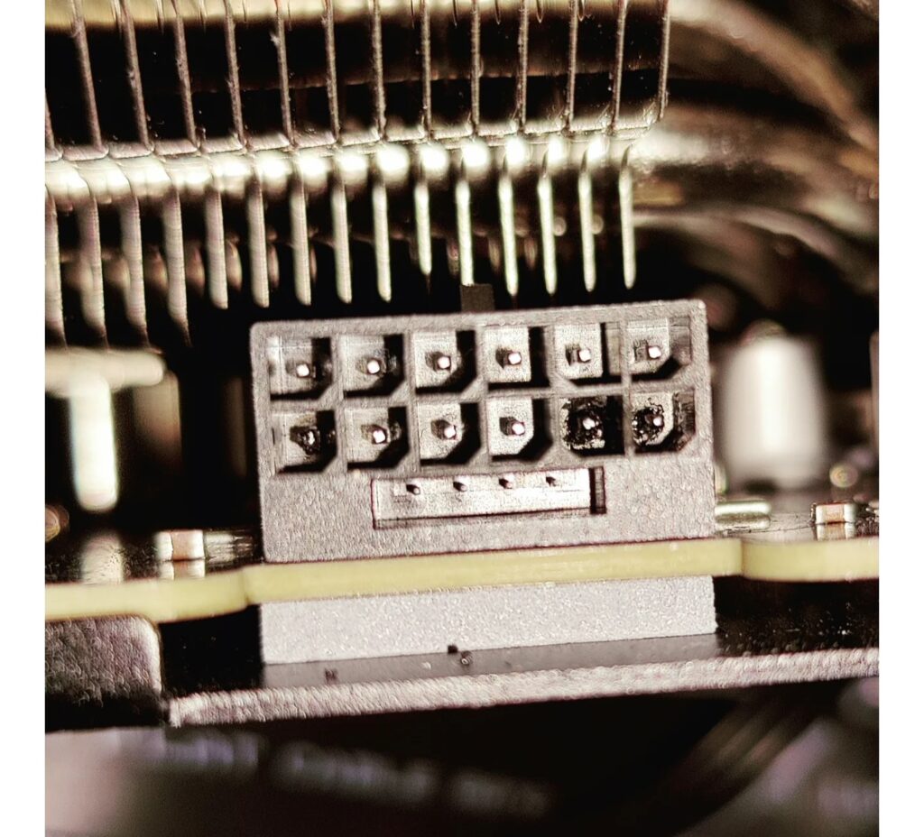کابل 12 پین باز هم قربانی گرفت: ذوب شدن کانکتورهای RTX 5090 و منبع تغذیه! 4 12VHPWR melted on RTX 5090